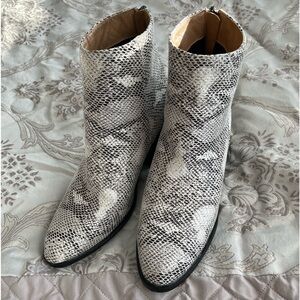 Vintage Havana black/white snakeskin booties size 8